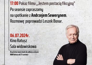 grafika przedstawia Andrzeja Seweryna, ubranego na czarno.