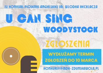 zdjęcie przedstawia niebieskie napisy na szarym tle i żółtą płytę