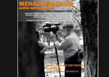 ciemne tło plakatu, na nim postać mężczyzny z kamerą, to Menachem Daum