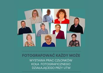 turkusowe tło plakatu a na nim 10 twarzy kobiet i mężczyzn, autorów fotografii, które zaprezentujemy na wystawie w MDK Ratusz 13 października