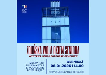 zdjęcie przedstawia budynek Ratusza na niebieskim tle, to zaproszenie na wystawę fotografii koła fotograficznego UTW